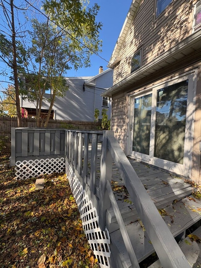 Building Photo - Three Bedroom Single Family Home!