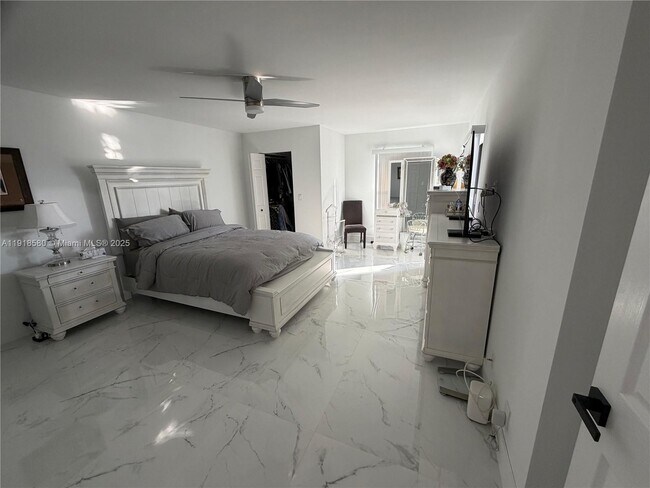 Building Photo - 7290 Kinghurst Dr