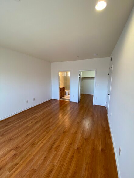 Building Photo - 428 E Santa Anita Ave