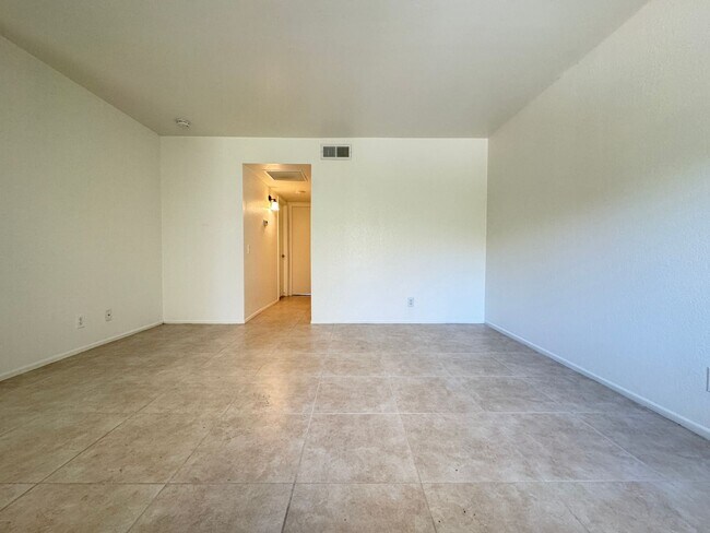Building Photo - 473 Bradshaw E Ln