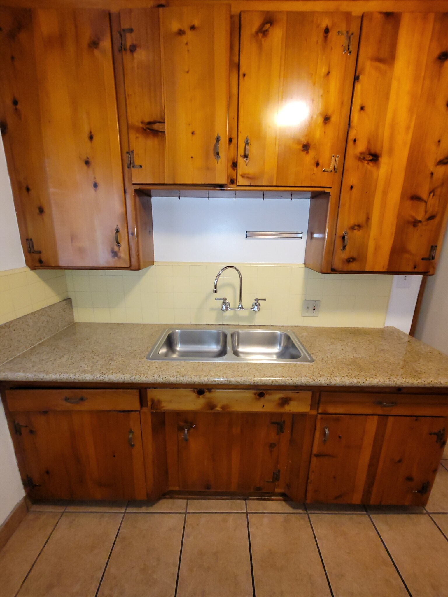 Building Photo - 2360 Walgrove Ave