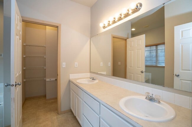 Building Photo - Modern 4 Bedroom, 2.5 Bath Home In Silver Creek w/AC