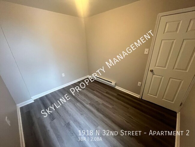 Building Photo - Newly Renovated 3 Bedroom Apartment For Re...