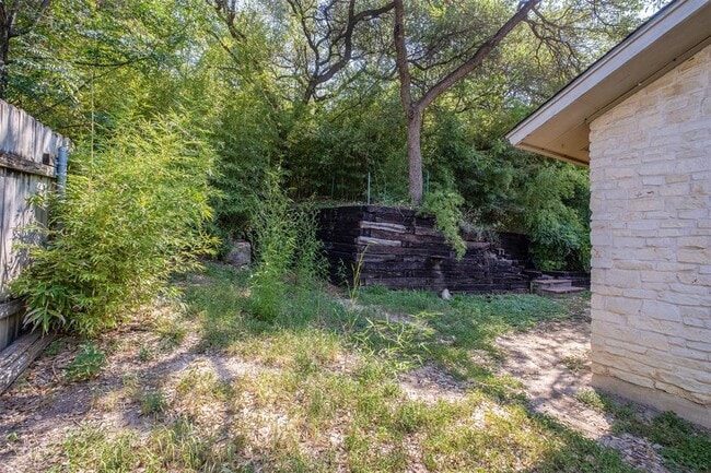 Building Photo - 6811 Thorncliffe Dr
