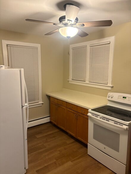 Building Photo - 128 Monroe St