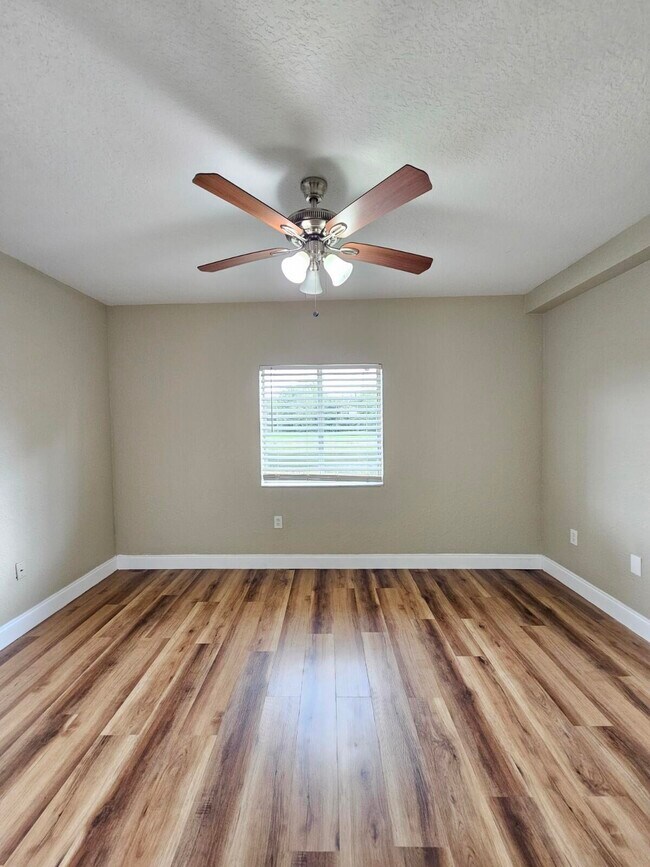 Building Photo - 1063 Golden Lakes Blvd