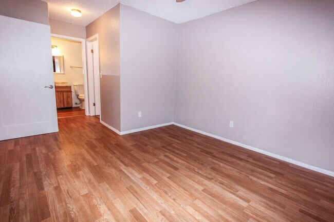 Building Photo - 2 Bedroom 2 Bath Condo in Montana Terrace