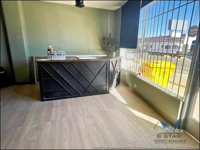 Building Photo - 1909 Yandell Dr