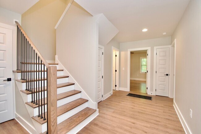 Building Photo - Now Leasing for Fall 2025! $1000 Per Bedro...