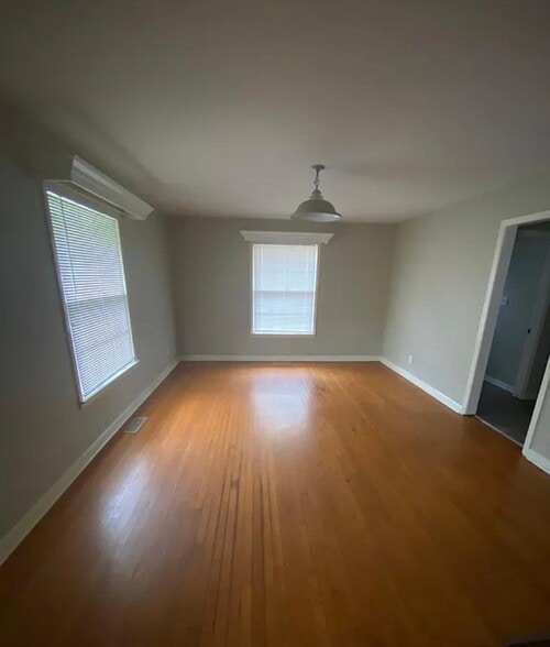 Building Photo - 1402 Lowell Dr SE