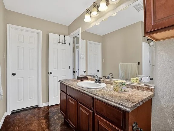 Building Photo - Comfy 4-Bed Midland Home with all appliances, backyard, attached garage, 6 min to grocery store