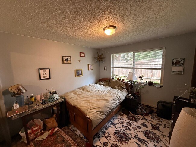 Building Photo - 3bdrm/2 bath house with a yard, laundry, and parking in Happy Valley!