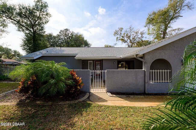 Building Photo - 4 Baywood Dr