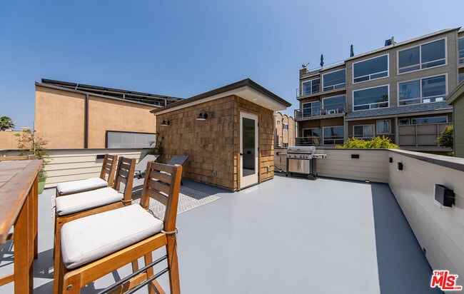 Building Photo - 6623 Esplanade