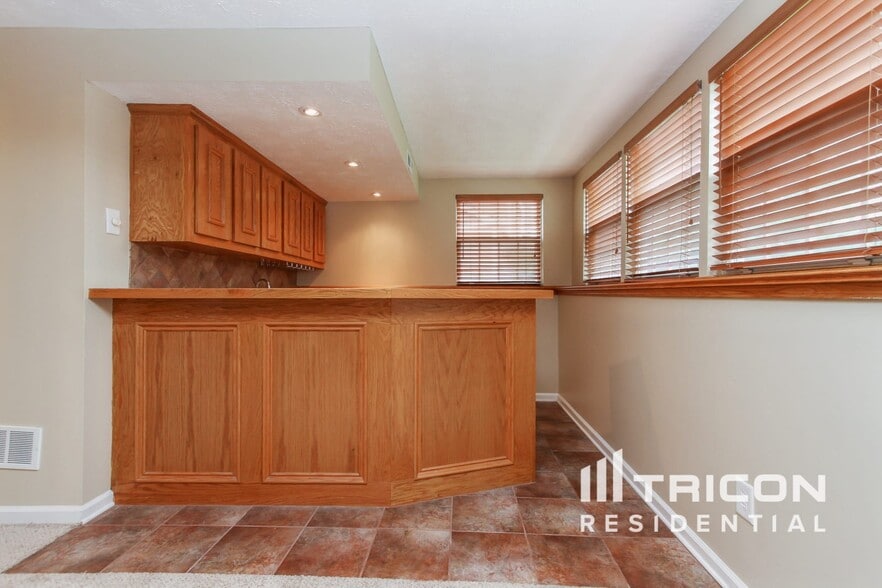 Building Photo - 7943 Cardinal Cove W