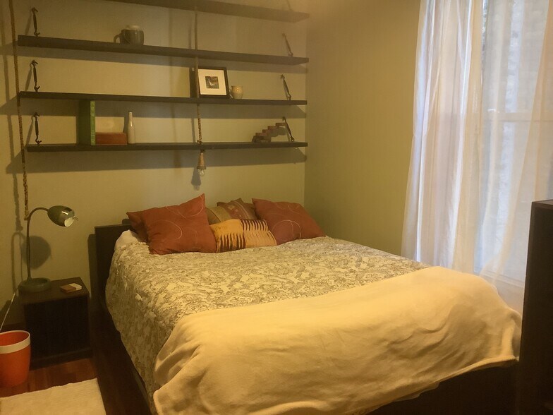 Bedroom with queen bed - 1913 N Kimball Ave