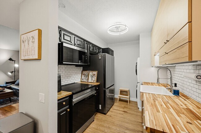 Building Photo - 1860 White Oak Dr