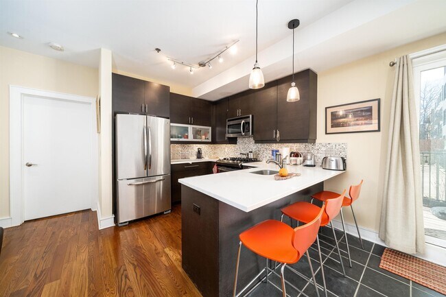 Building Photo - 635 6th St