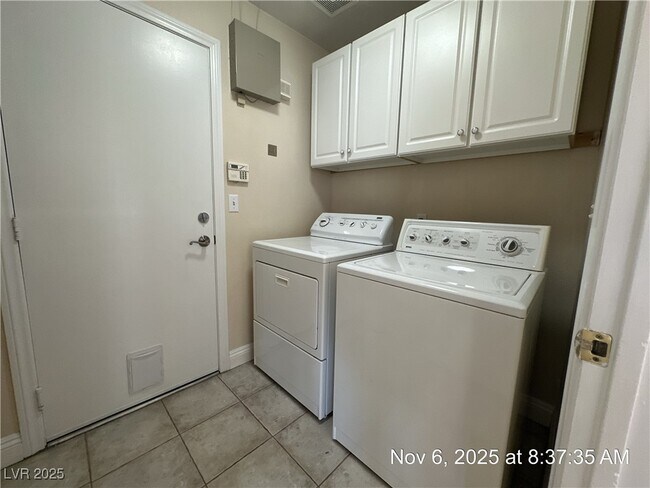 Building Photo - 6052 Annmillie Ave