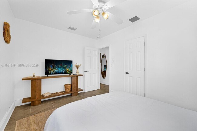 Building Photo - 1328 N Andrews Ave