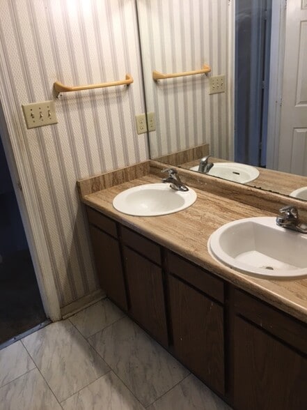 Building Photo - 3618 Pine Knoll Dr