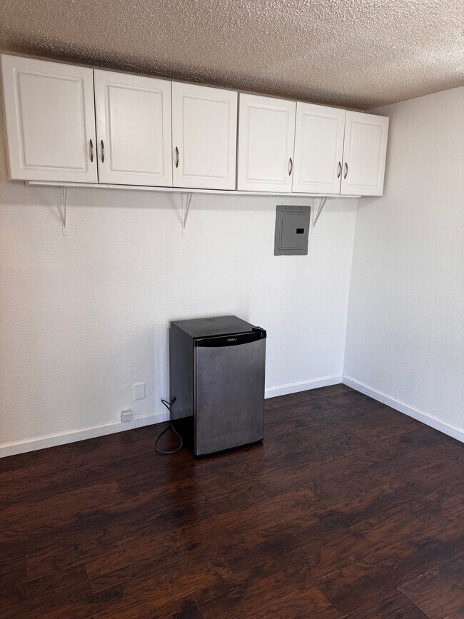 Building Photo - 8557 Juniper Ave