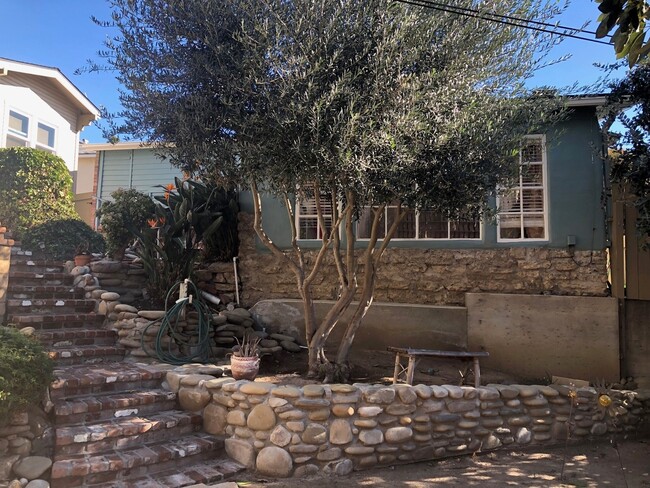 Building Photo - 828poli