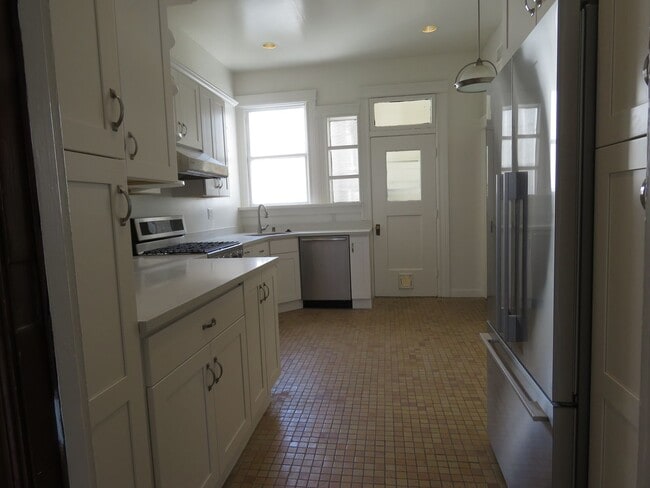 Building Photo - Huge and Beautiful Classic Top Floor Condo