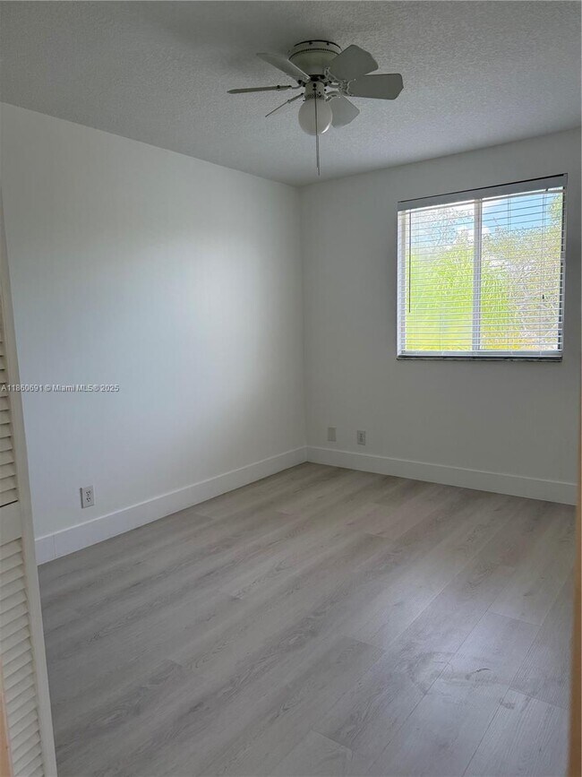 Building Photo - 1421 Presidio Dr