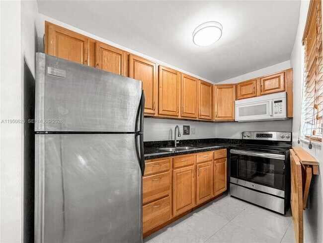 Building Photo - 520 NE 38th St