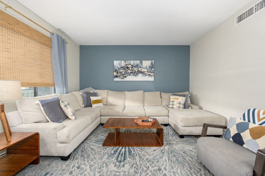 Primary Photo - 15020 N 7th Dr