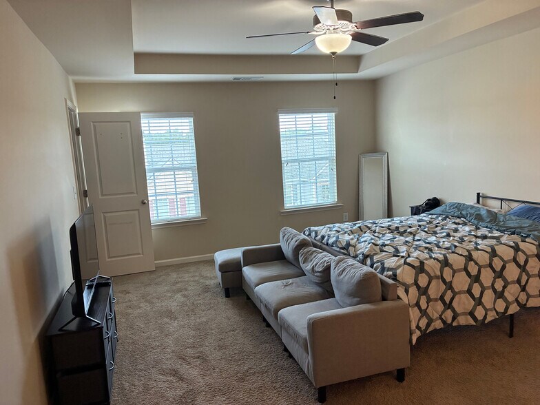 Building Photo - Room in Townhome on Chatham Ridge Dr