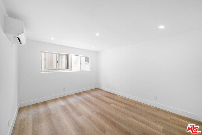 Building Photo - 605 San Vicente Blvd