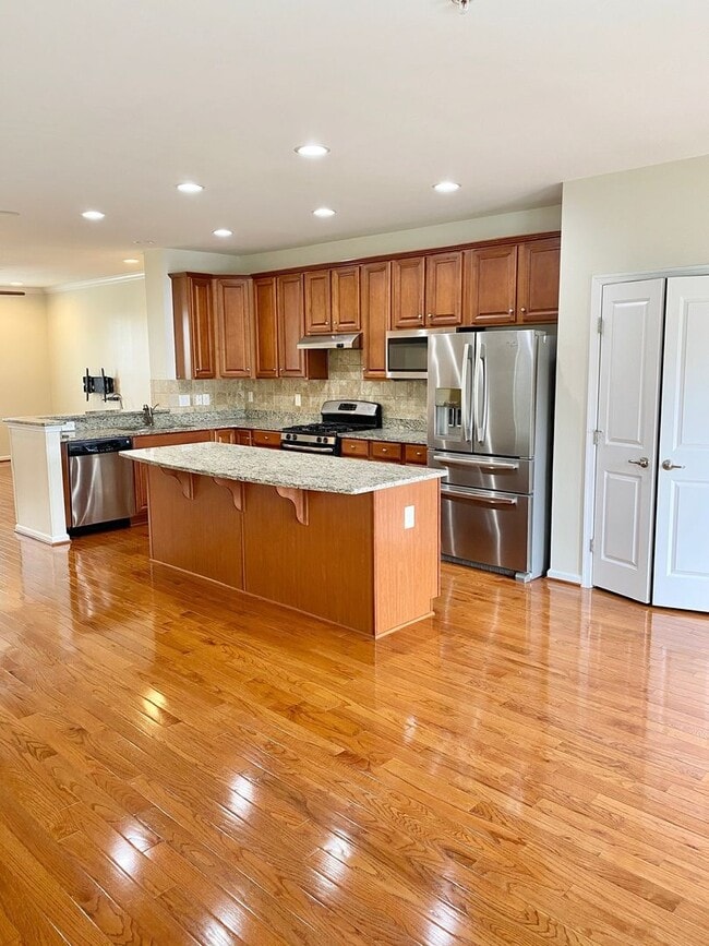 Building Photo - Gorgeous 4-Bed Townhome located in North W...