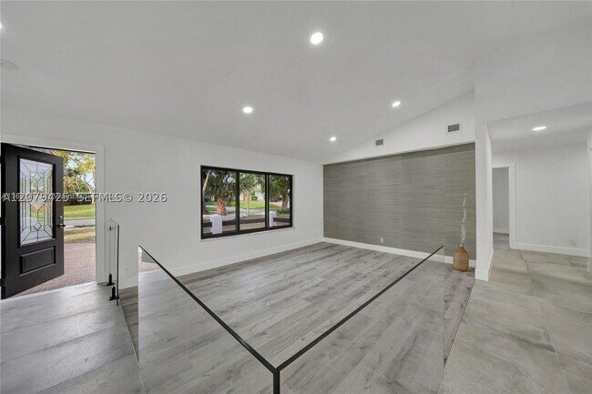 Building Photo - 3352 Lakeview Dr