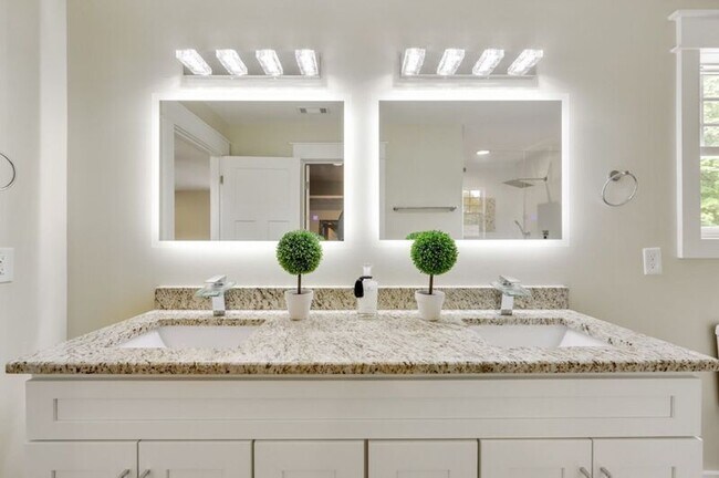 Building Photo - 1332 Lischey Ave