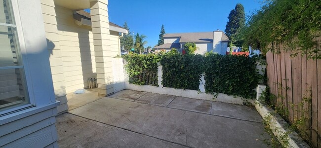Building Photo - 3 Bedroom Elk Grove Home