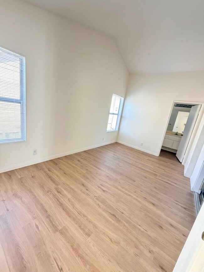 Building Photo - 3 Bed / 3 Bath Townhome in Scripps Ranch