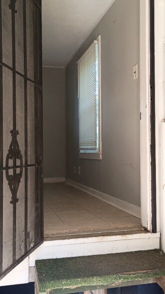 Building Photo - 3566 McKenzie Dr