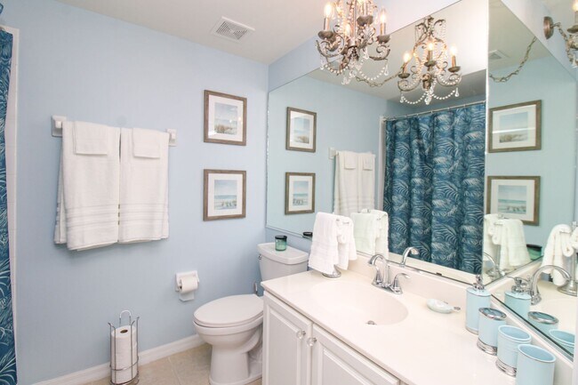 Building Photo - ** SPACIOUS 3 BED/2 BATH COACH HOME WITH T...