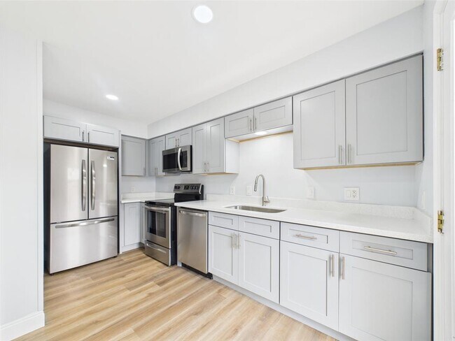 Building Photo - 10380 Briar Forest Dr