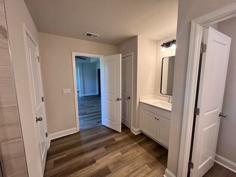 Master bath with separate sinks - 575 Chatham Ct NW