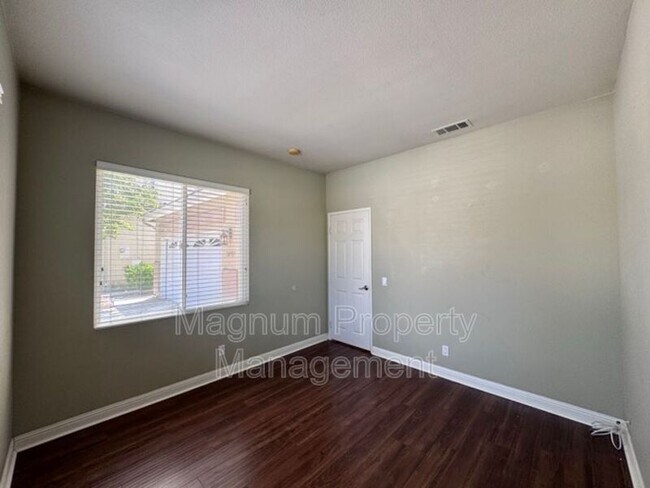 Building Photo - 30997 Oakhill Dr
