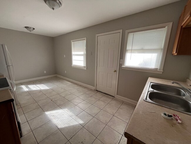 Building Photo - Lovely 2BR/1ba house