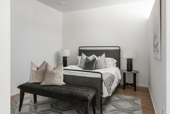 Building Photo - Stunning one bedroom unit in The Wedgewood section of town.