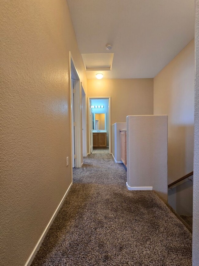 Building Photo - A Fabulous 3 Bedroom Townhouse close to NA...