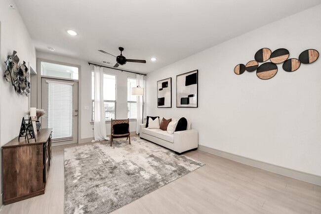 Building Photo - 4840 N Shepherd Dr