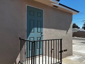 Building Photo - Private 1 Bed, 1 Bath Unit