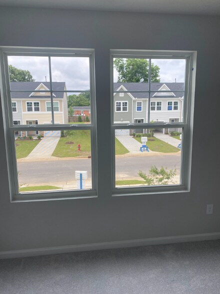 Building Photo - 251 Paramount Dr