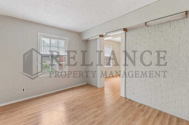 Building Photo - 1128 N Estelle St